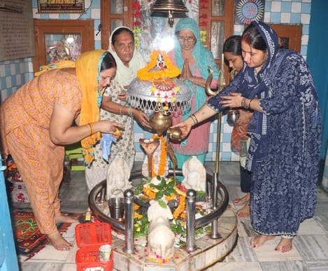 मंडावली के मोटा महादेव मंदिर पर जलाभिषेक करते श्रद्धालु।संवाद मंडावली के मोटा महादेव मंदिर पर जलाभिषेक करते श्रद्धालु।संवाद
