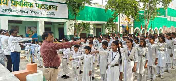 महम खंड के गांव इमलीगढ़ के मिडिल स्कूल का भवन। संवाद