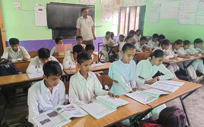 महम खंड के गांव इमलीगढ़ के मिडिल स्कूल का भवन। संवाद