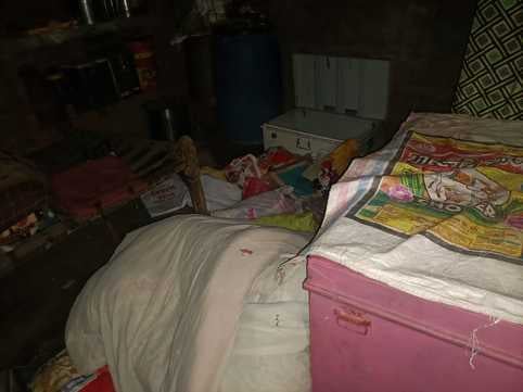 मनीष जायसवाल के घर में लूटपाट की घटना के बाद जांच करनी पहुंची पुलिस। संवाद