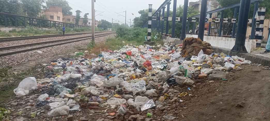 रोहतक रेलवे स्टेशन के प्लेटफार्म-1 पर कूड़े के पास से निकलते यात्री। संवाद
