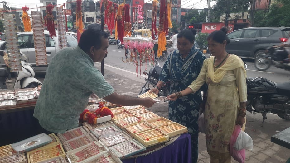 रक्षाबंधन पर्व के लिए राखी पसंद करती महिला। संवाद रक्षाबंधन पर्व के लिए राखी पसंद करती महिला। संवाद