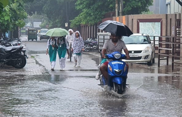 सहारनपुर में हुई बारिश के चलते हुआ अंधेरा सहारनपुर में हुई बारिश के चलते हुआ अंधेरा