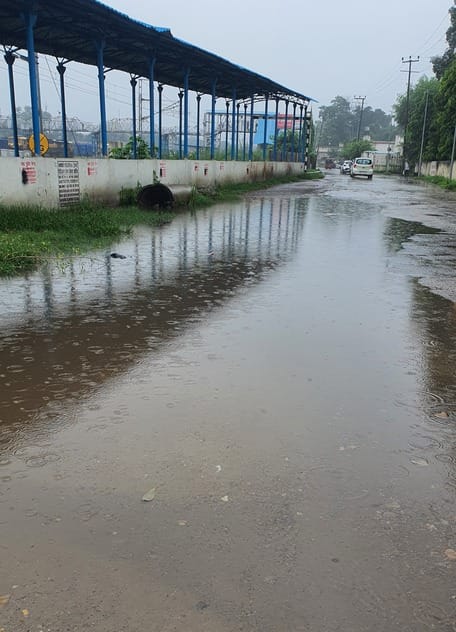 सहारनपुर में हुई बारिश के चलते हुआ अंधेरा सहारनपुर में हुई बारिश के चलते हुआ अंधेरा