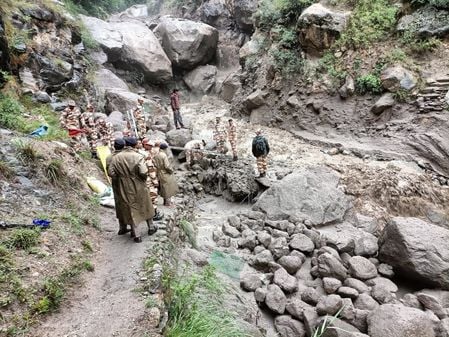 स्कीबा के नज दीक एनएच पांच पर भूस्खलन होने से बंद मार्ग। स्त्रोत जागरूक पाठक