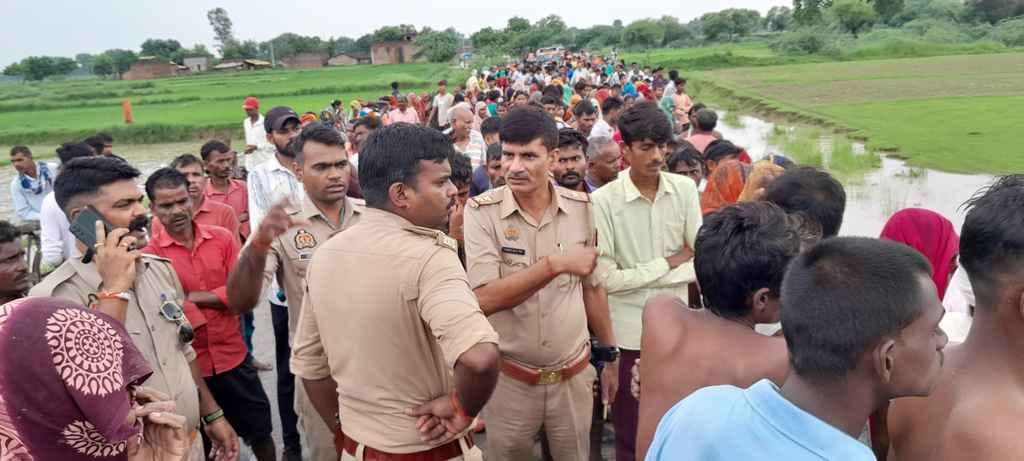 ससुर खदेरी नदी में डूबे साजन को लेकर जुटी ग्रामीणों की भीड़ व परिजन। संवाद