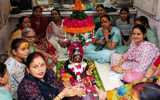 सावन के अंतिम सोमवार को बाबा विश्वनाथ मंदिर में उमड़ी भक्तों की भीड़। स्रोत: जागरुक पाठक सावन के अंतिम सोमवार को बाबा विश्वनाथ मंदिर में उमड़ी भक्तों की भीड़। स्रोत: जागरुक पाठक