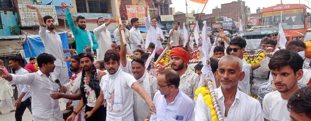 सावन के अंतिम सोमवार को बाबा विश्वनाथ मंदिर में उमड़ी भक्तों की भीड़। स्रोत: जागरुक पाठक सावन के अंतिम सोमवार को बाबा विश्वनाथ मंदिर में उमड़ी भक्तों की भीड़। स्रोत: जागरुक पाठक