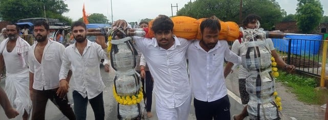 सावन के अंतिम सोमवार को बाबा विश्वनाथ मंदिर में उमड़ी भक्तों की भीड़। स्रोत: जागरुक पाठक सावन के अंतिम सोमवार को बाबा विश्वनाथ मंदिर में उमड़ी भक्तों की भीड़। स्रोत: जागरुक पाठक