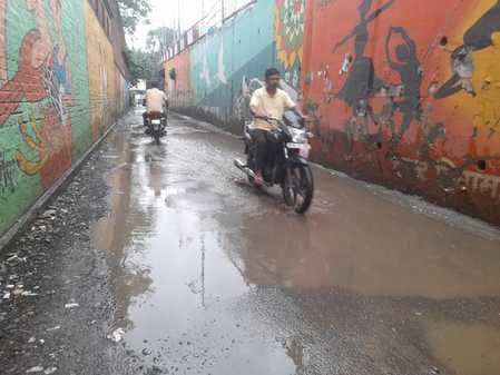 शहर के लाल इमली चौराहे से पंखी चौराहे को जाने वाले रोड पर हुआ जलभराव। संवाद शहर के लाल इमली चौराहे से पंखी चौराहे को जाने वाले रोड पर हुआ जलभराव। संवाद