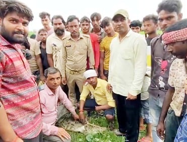 शहर के मोहल्ला गदियाना में पकड़े गए मगरमच्छ को देखते लोग। स्रोत: जागरूक पाठक