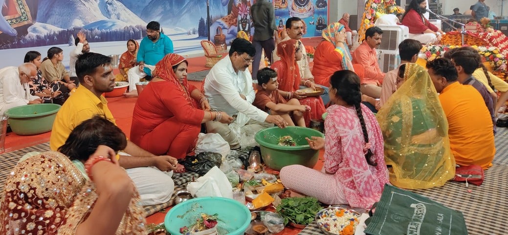 श्री लक्ष्मी नारायण मंदिर में कथा सुनाते आचार्य जितेंद्र कृष्ण। स्रोत: आयोजक