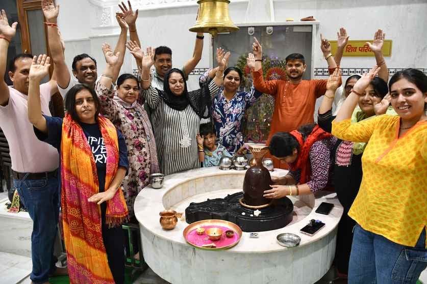 शिव मंदिर में जलाभिषेक करते भक्त। संवाद शिव मंदिर में जलाभिषेक करते भक्त। संवाद