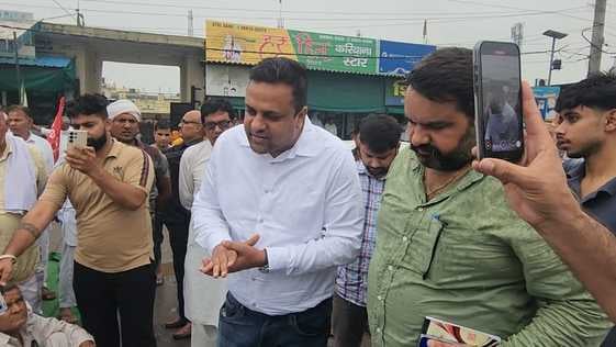 दामला स्थित राज्य राजमार्ग पर जाम लगाते किसान। संवाद