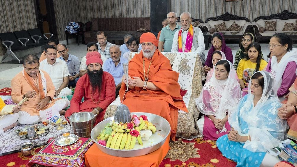 वैश्य कॉलेज रोड स्थित शिव मंदिर में श्रावण मास के अंतिम सोमवार को शिवलिंग पर जल चढ़ाते श्रद् वैश्य कॉलेज रोड स्थित शिव मंदिर में श्रावण मास के अंतिम सोमवार को शिवलिंग पर जल चढ़ाते श्रद्