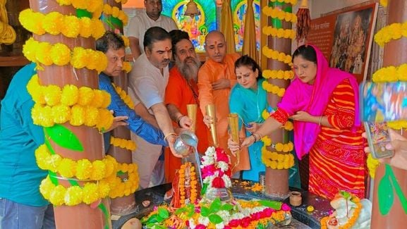 वैश्य कॉलेज रोड स्थित शिव मंदिर में श्रावण मास के अंतिम सोमवार को शिवलिंग पर जल चढ़ाते श्रद् वैश्य कॉलेज रोड स्थित शिव मंदिर में श्रावण मास के अंतिम सोमवार को शिवलिंग पर जल चढ़ाते श्रद्