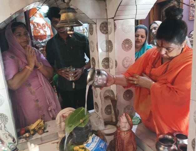 वैश्य कॉलेज रोड स्थित शिव मंदिर में श्रावण मास के अंतिम सोमवार को शिवलिंग पर जल चढ़ाते श्रद् वैश्य कॉलेज रोड स्थित शिव मंदिर में श्रावण मास के अंतिम सोमवार को शिवलिंग पर जल चढ़ाते श्रद्