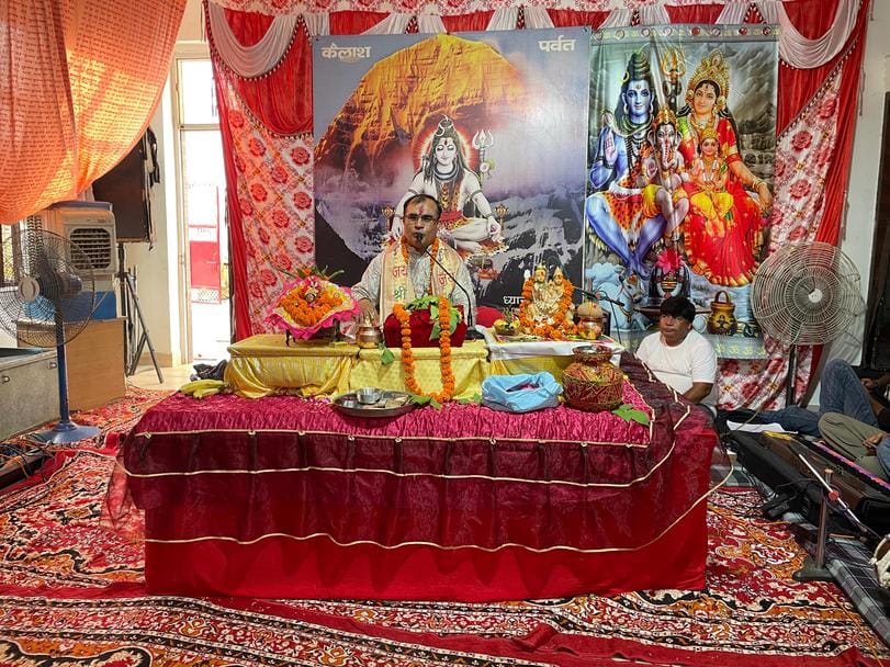 05जेएनडी18-मंदिर में शिव पुराण कथा सुनते हुए श्रद्धालु। स्रोत श्रद्धालु