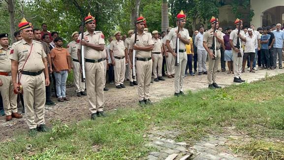 05jjrp11- कांस्टेबल अमित के अंतिम संस्कार में पहुंचकर पुष्प अर्पित करते पुलिस अधिकारी। 05jjrp11- कांस्टेबल अमित के अंतिम संस्कार में पहुंचकर पुष्प अर्पित करते पुलिस अधिकारी।