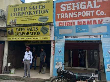 अंबाला छावनी की राय मार्केट में चोरी के बाद अलमारी को दिखाता दुकानदार। संवाद अंबाला छावनी की राय मार्केट में चोरी के बाद अलमारी को दिखाता दुकानदार। संवाद