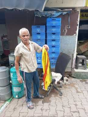 अंबाला छावनी की राय मार्केट में चोरी के बाद अलमारी को दिखाता दुकानदार। संवाद अंबाला छावनी की राय मार्केट में चोरी के बाद अलमारी को दिखाता दुकानदार। संवाद