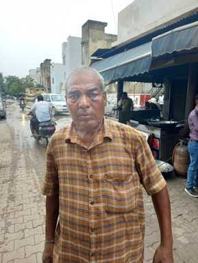 अंबाला छावनी की राय मार्केट में चोरी के बाद अलमारी को दिखाता दुकानदार। संवाद अंबाला छावनी की राय मार्केट में चोरी के बाद अलमारी को दिखाता दुकानदार। संवाद