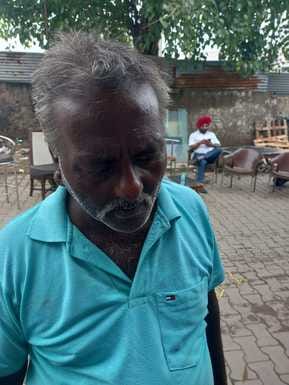 अंबाला छावनी की राय मार्केट में चोरी के बाद अलमारी को दिखाता दुकानदार। संवाद अंबाला छावनी की राय मार्केट में चोरी के बाद अलमारी को दिखाता दुकानदार। संवाद