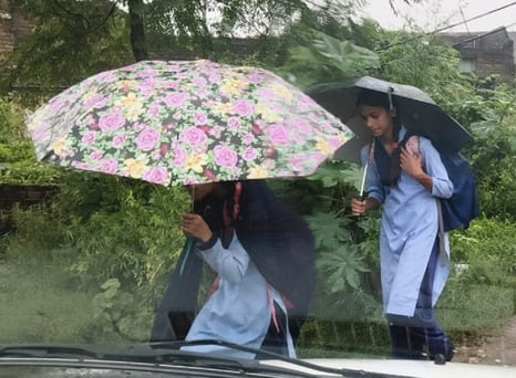 अग्रसेन चौक समीप बारिश में हुआ जलभराव। संवाद अग्रसेन चौक समीप बारिश में हुआ जलभराव। संवाद