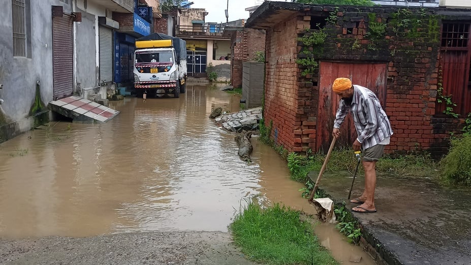 अग्रसेन चौक समीप बारिश में हुआ जलभराव। संवाद अग्रसेन चौक समीप बारिश में हुआ जलभराव। संवाद