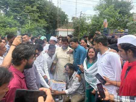 ऐसा हुआ प्रदर्शन