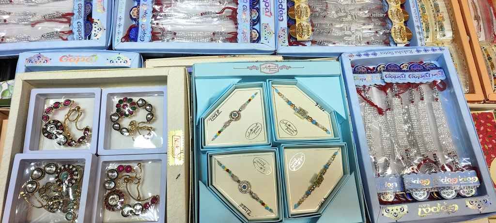 भईया भाभी पेयर राखियां। संवाद