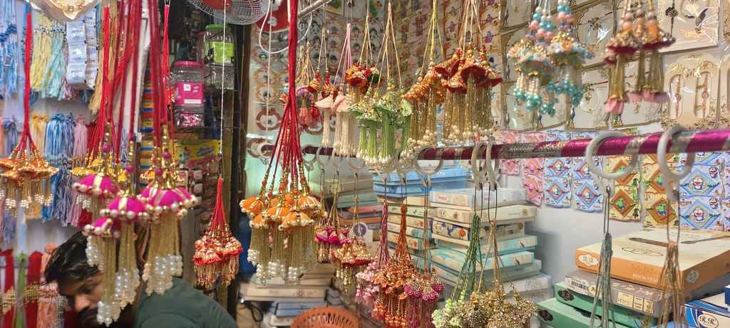 भईया भाभी पेयर राखियां। संवाद