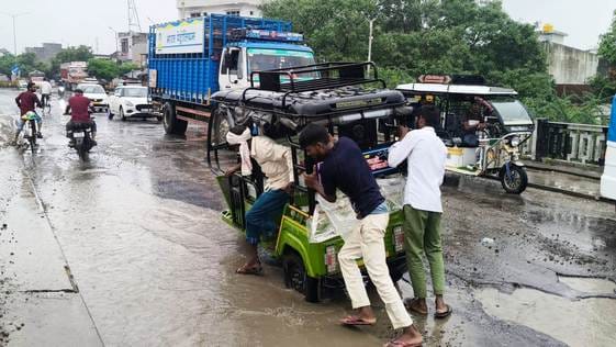 बहेड़ी। नैनीताल रोड पर भरा पानी