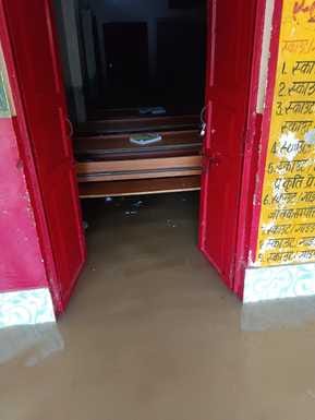 भावलखेड़ा के निगोना मकरंदपुर स्कूल में जलभराव से होकर स्कूल जाती शिक्षिकाएं। स्रोत: स्वयं भावलखेड़ा के निगोना मकरंदपुर स्कूल में जलभराव से होकर स्कूल जाती शिक्षिकाएं। स्रोत: स्वयं