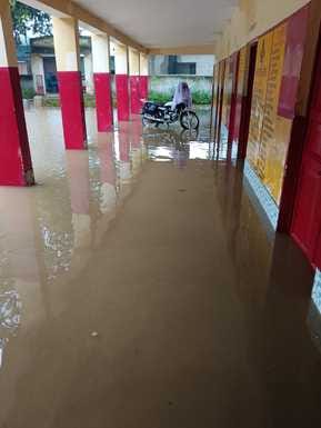 भावलखेड़ा के निगोना मकरंदपुर स्कूल में जलभराव से होकर स्कूल जाती शिक्षिकाएं। स्रोत: स्वयं भावलखेड़ा के निगोना मकरंदपुर स्कूल में जलभराव से होकर स्कूल जाती शिक्षिकाएं। स्रोत: स्वयं