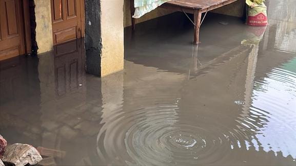 भावलखेड़ा के निगोना मकरंदपुर स्कूल में जलभराव से होकर स्कूल जाती शिक्षिकाएं। स्रोत: स्वयं भावलखेड़ा के निगोना मकरंदपुर स्कूल में जलभराव से होकर स्कूल जाती शिक्षिकाएं। स्रोत: स्वयं