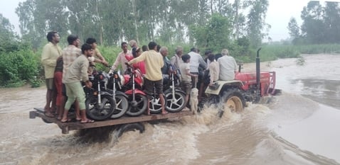बिजनौर के ग्राम रावली में मालन नदी में पानी आने से नाव से जाते ग्रामीण। संवाद बिजनौर के ग्राम रावली में मालन नदी में पानी आने से नाव से जाते ग्रामीण। संवाद