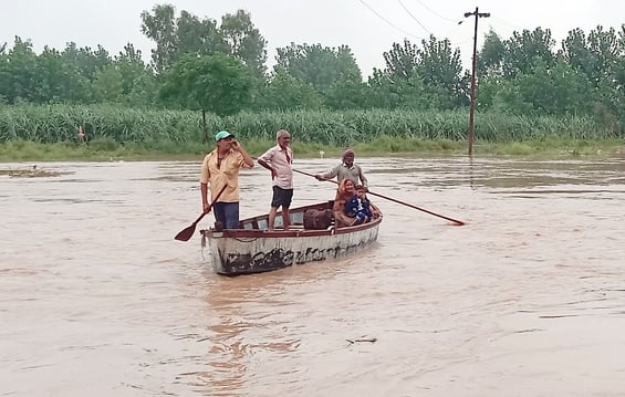 बिजनौर के ग्राम रावली में मालन नदी में पानी आने से नाव से जाते ग्रामीण। संवाद बिजनौर के ग्राम रावली में मालन नदी में पानी आने से नाव से जाते ग्रामीण। संवाद