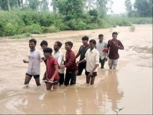 बिजनौर के ग्राम रावली में मालन नदी में पानी आने से नाव से जाते ग्रामीण। संवाद बिजनौर के ग्राम रावली में मालन नदी में पानी आने से नाव से जाते ग्रामीण। संवाद