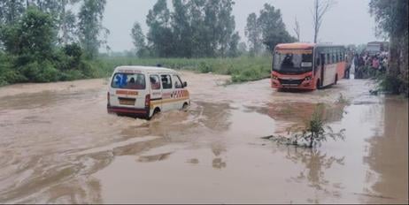 बिजनौर के ग्राम रावली में मालन नदी में पानी आने से नाव से जाते ग्रामीण। संवाद बिजनौर के ग्राम रावली में मालन नदी में पानी आने से नाव से जाते ग्रामीण। संवाद