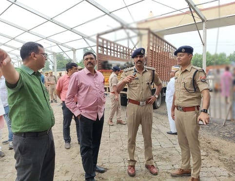 बिलारी में अटल आवासीय विद्यालय में बारिश के दौरान छतरी लगाकर मंच तैयार कराते अधिकारी-संवाद बिलारी में अटल आवासीय विद्यालय में बारिश के दौरान छतरी लगाकर मंच तैयार कराते अधिकारी-संवाद