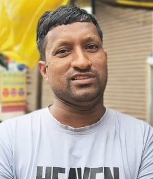छछरौली की यमुना काॅलोनी में जलभराव के बीच जाती महिला। संवाद छछरौली की यमुना काॅलोनी में जलभराव के बीच जाती महिला। संवाद