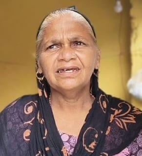 छछरौली की यमुना काॅलोनी में जलभराव के बीच जाती महिला। संवाद छछरौली की यमुना काॅलोनी में जलभराव के बीच जाती महिला। संवाद