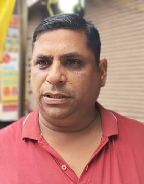छछरौली की यमुना काॅलोनी में जलभराव के बीच जाती महिला। संवाद छछरौली की यमुना काॅलोनी में जलभराव के बीच जाती महिला। संवाद