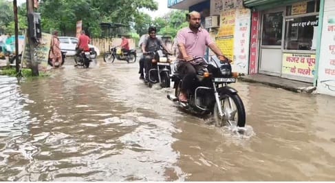 छछरौली की यमुना काॅलोनी में जलभराव के बीच जाती महिला। संवाद छछरौली की यमुना काॅलोनी में जलभराव के बीच जाती महिला। संवाद