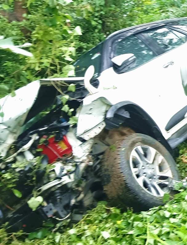 छजलैट के फूलपुर में हादसे के बाद जेसीबी से कार को उठाकर नीचे फंसे बाइक सवार के शव को निकालते लो छजलैट के फूलपुर में हादसे के बाद जेसीबी से कार को उठाकर नीचे फंसे बाइक सवार के शव को निकालते लो