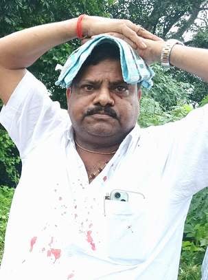 छजलैट के फूलपुर में हादसे के बाद जेसीबी से कार को उठाकर नीचे फंसे बाइक सवार के शव को निकालते लो छजलैट के फूलपुर में हादसे के बाद जेसीबी से कार को उठाकर नीचे फंसे बाइक सवार के शव को निकालते लो