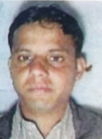 छजलैट के फूलपुर में हादसे के बाद जेसीबी से कार को उठाकर नीचे फंसे बाइक सवार के शव को निकालते लो छजलैट के फूलपुर में हादसे के बाद जेसीबी से कार को उठाकर नीचे फंसे बाइक सवार के शव को निकालते लो
