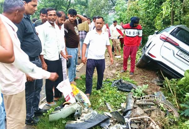 छजलैट के फूलपुर में हादसे के बाद जेसीबी से कार को उठाकर नीचे फंसे बाइक सवार के शव को निकालते लो छजलैट के फूलपुर में हादसे के बाद जेसीबी से कार को उठाकर नीचे फंसे बाइक सवार के शव को निकालते लो