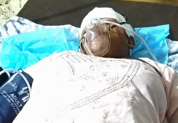 छजलैट के फूलपुर में हादसे के बाद जेसीबी से कार को उठाकर नीचे फंसे बाइक सवार के शव को निकालते लो छजलैट के फूलपुर में हादसे के बाद जेसीबी से कार को उठाकर नीचे फंसे बाइक सवार के शव को निकालते लो